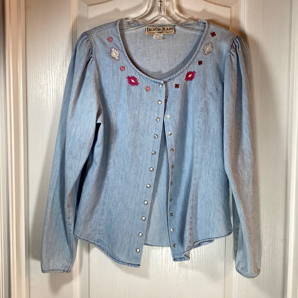 DENUM JEANS JACKET SIZE MEDIUM SMALL FIT LADIES